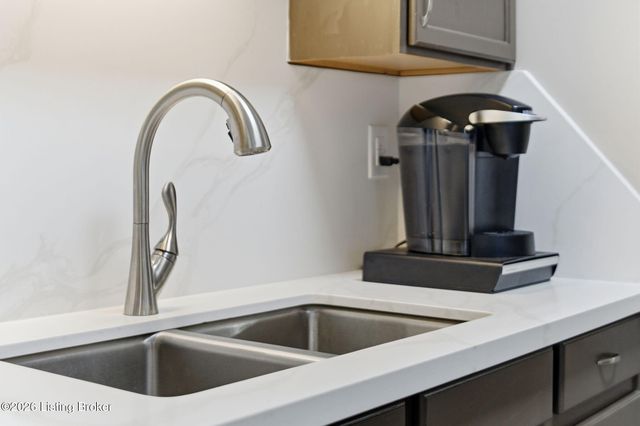 9022 Black Powder Ln, Louisville, KY 40228