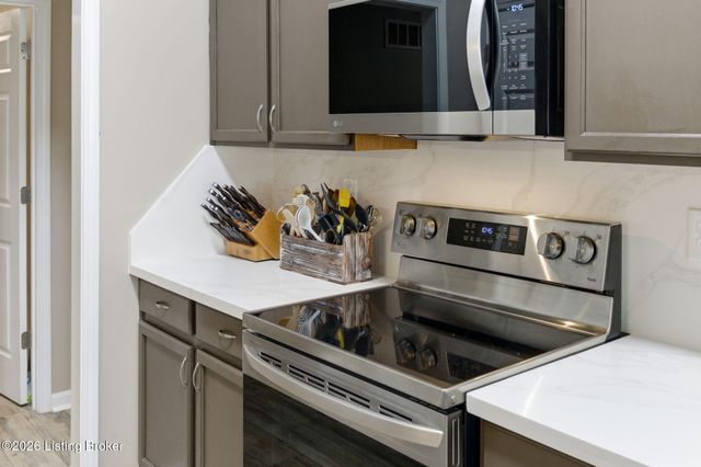 9022 Black Powder Ln, Louisville, KY 40228