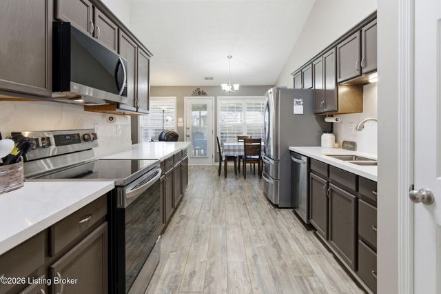 9022 Black Powder Ln, Louisville, KY 40228