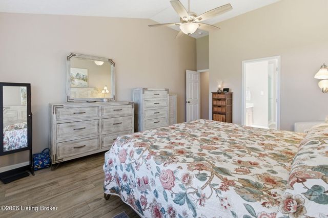 9022 Black Powder Ln, Louisville, KY 40228