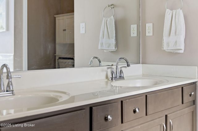 9022 Black Powder Ln, Louisville, KY 40228