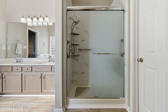 9022 Black Powder Ln, Louisville, KY 40228