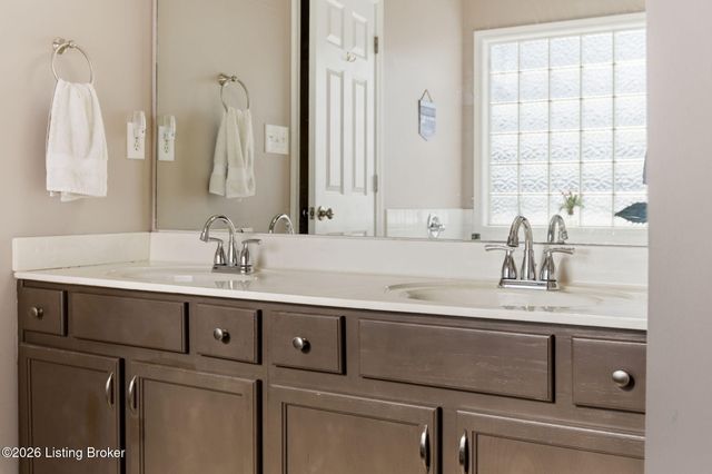 9022 Black Powder Ln, Louisville, KY 40228