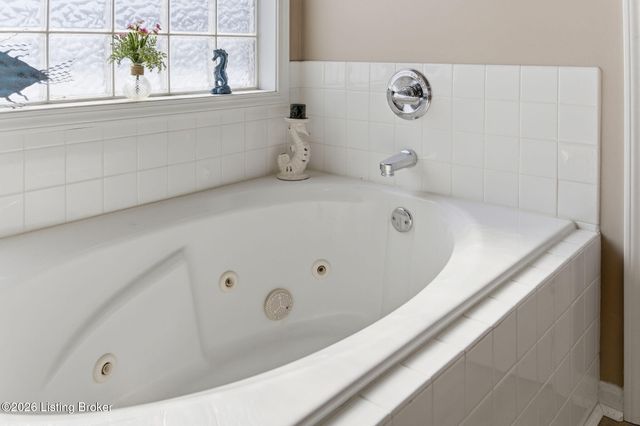 9022 Black Powder Ln, Louisville, KY 40228