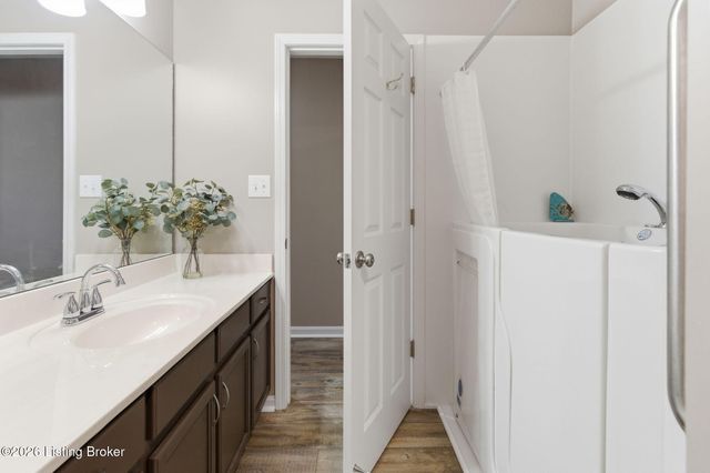 9022 Black Powder Ln, Louisville, KY 40228