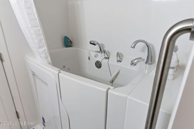 9022 Black Powder Ln, Louisville, KY 40228