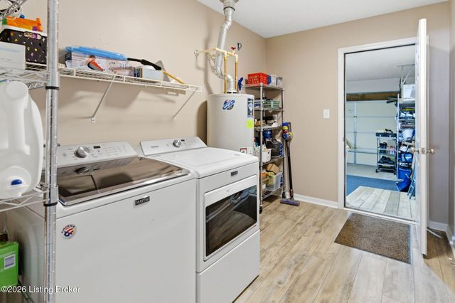 9022 Black Powder Ln, Louisville, KY 40228