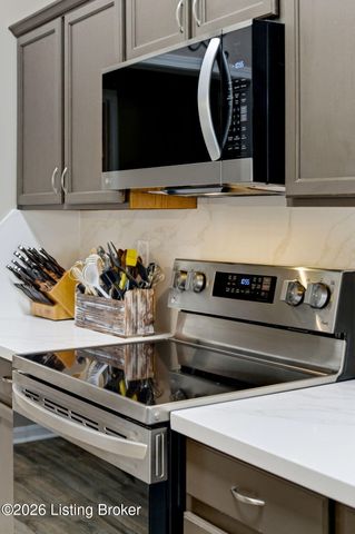 9022 Black Powder Ln, Louisville, KY 40228