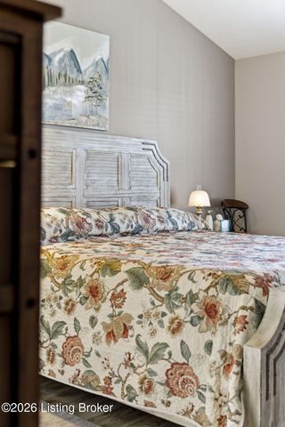 9022 Black Powder Ln, Louisville, KY 40228