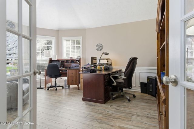 9022 Black Powder Ln, Louisville, KY 40228