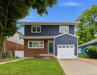 4 Pequot Avenue, Port Washington, NY 11050