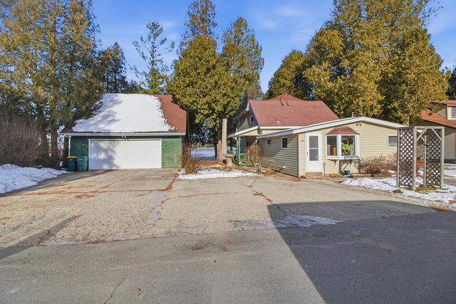 1324 W Green Lake DRIVE, West Bend, WI 53090