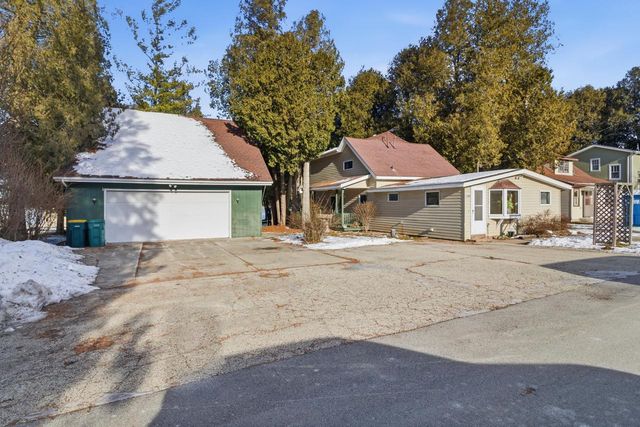 1324 W Green Lake DRIVE, West Bend, WI 53090