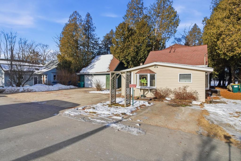 1324 W Green Lake DRIVE, West Bend, WI 53090