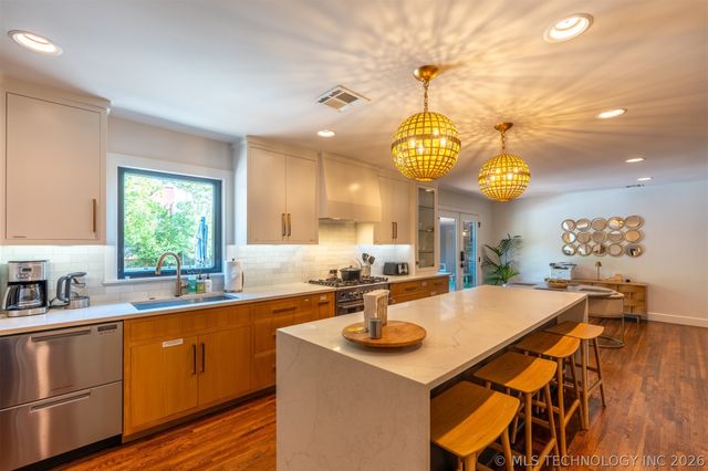 2415 E 36th Place, Tulsa, OK 74105
