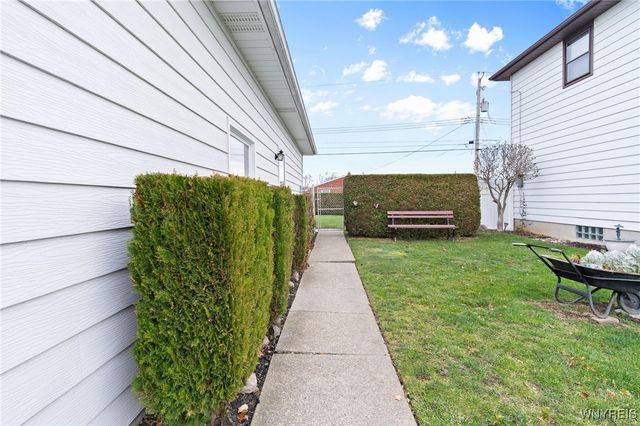 20 Fairoaks Lane, Cheektowaga, NY 14227