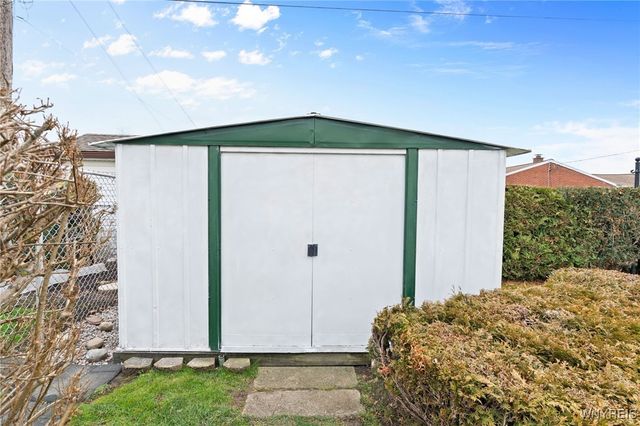 20 Fairoaks Lane, Cheektowaga, NY 14227