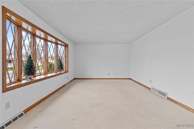 20 Fairoaks Lane, Cheektowaga, NY 14227