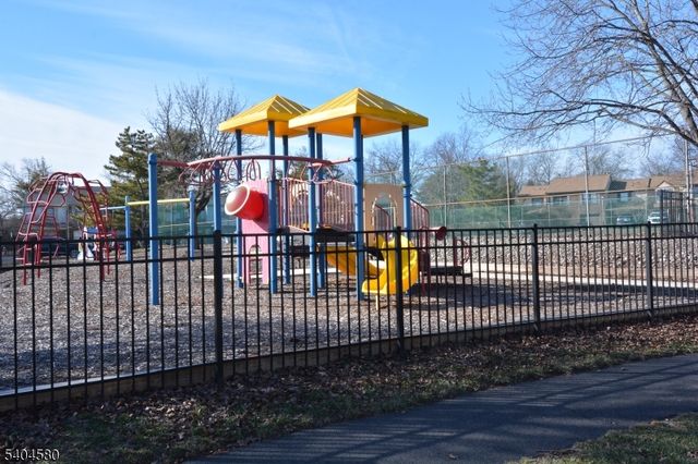 129 Hampton Ct, Franklin Twp., NJ 08873