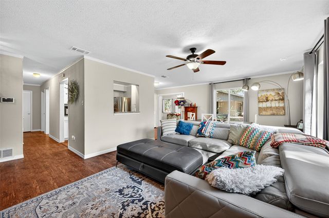 329 Comanche Drive, Lake Kiowa, TX 76240