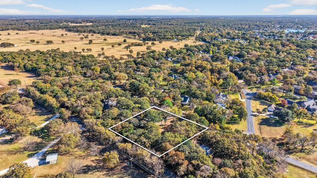 329 Comanche Drive, Lake Kiowa, TX 76240