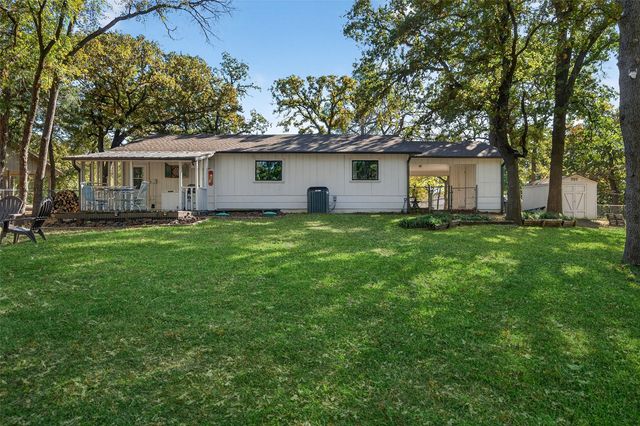 329 Comanche Drive, Lake Kiowa, TX 76240