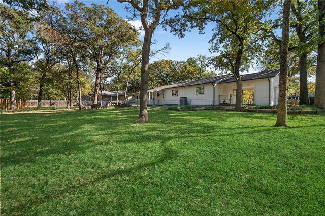329 Comanche Drive, Lake Kiowa, TX 76240