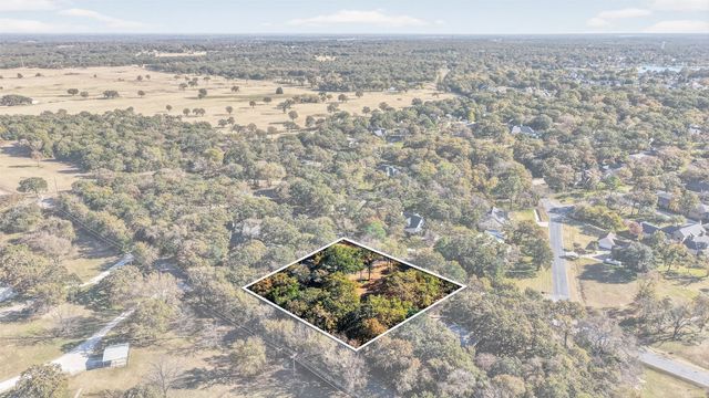 329 Comanche Drive, Lake Kiowa, TX 76240