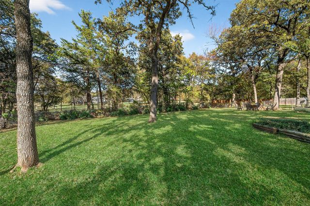 329 Comanche Drive, Lake Kiowa, TX 76240