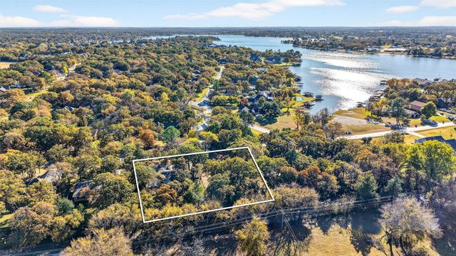 329 Comanche Drive, Lake Kiowa, TX 76240