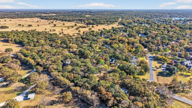 329 Comanche Drive, Lake Kiowa, TX 76240
