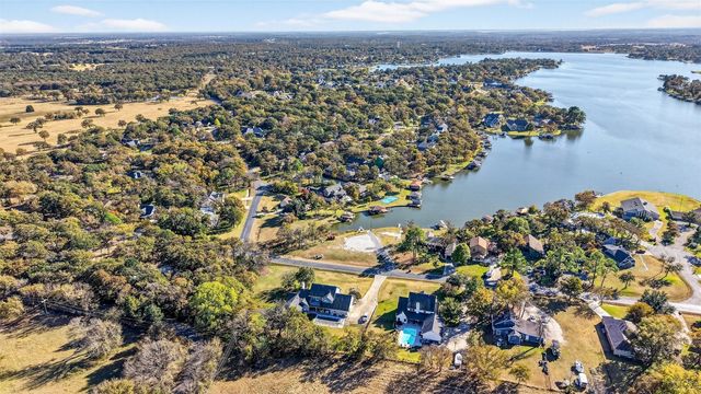 329 Comanche Drive, Lake Kiowa, TX 76240