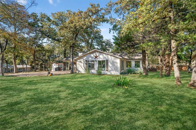 329 Comanche Drive, Lake Kiowa, TX 76240