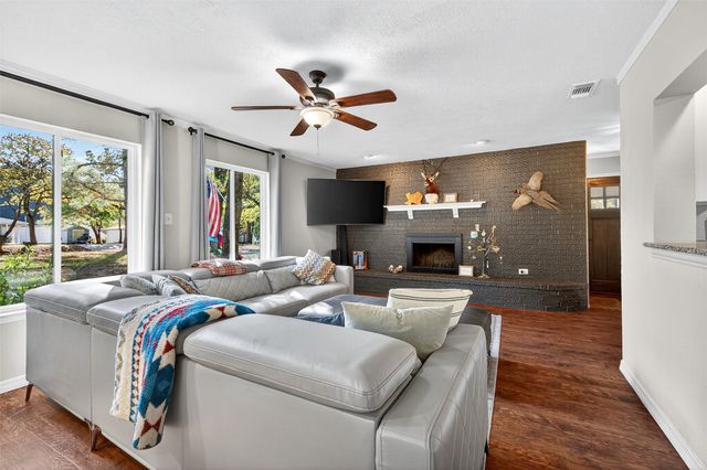 329 Comanche Drive, Lake Kiowa, TX 76240