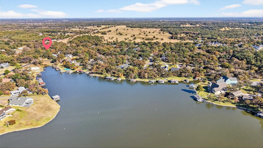 329 Comanche Drive, Lake Kiowa, TX 76240