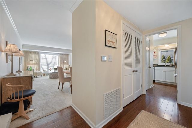 601 Ridge Road 202, Wilmette, IL 60091