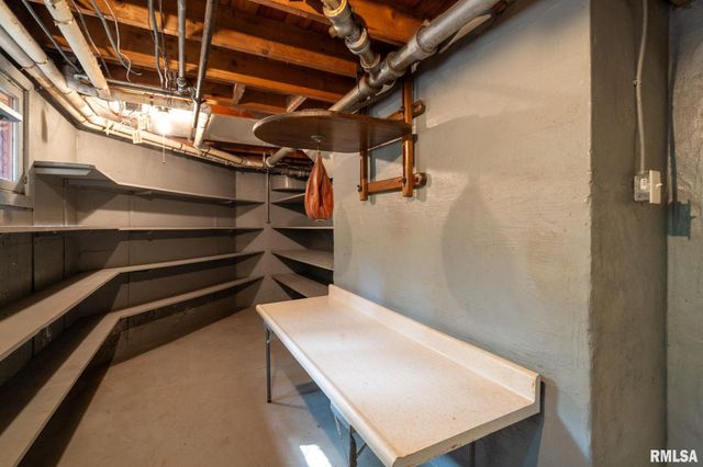 5418 CHAPEL HILL Road, Davenport, IA 52802