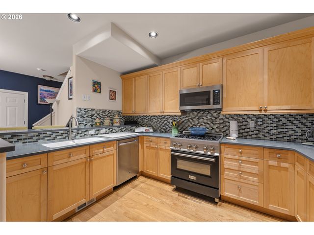 1027 Ne HANCOCK St, Portland, OR 97212