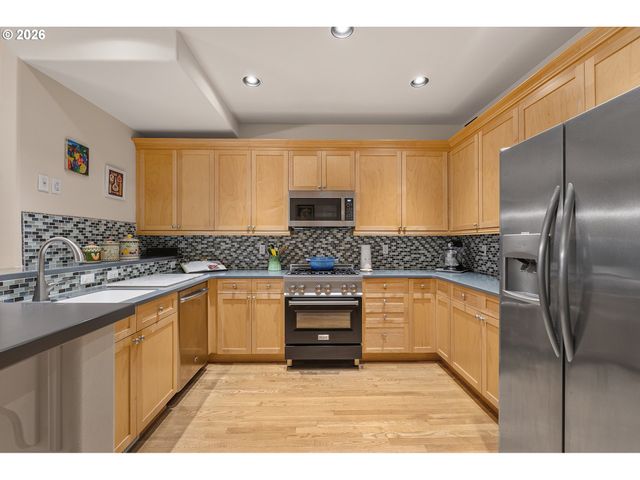 1027 Ne HANCOCK St, Portland, OR 97212