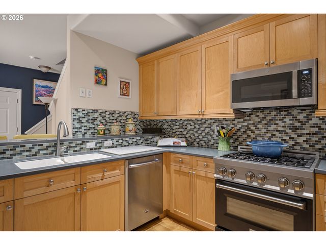 1027 Ne HANCOCK St, Portland, OR 97212