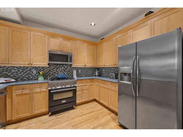 1027 Ne HANCOCK St, Portland, OR 97212