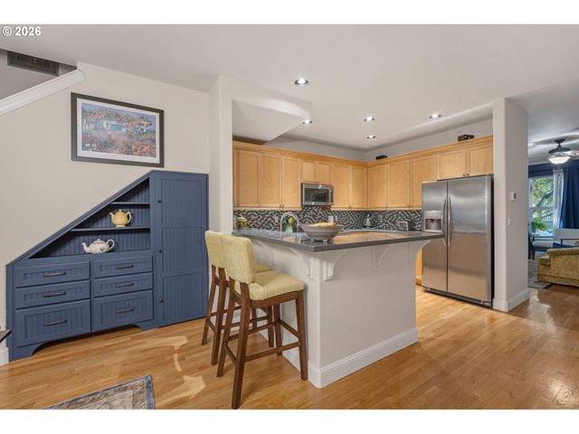 1027 Ne HANCOCK St, Portland, OR 97212