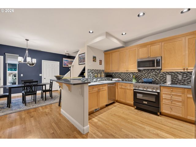 1027 Ne HANCOCK St, Portland, OR 97212