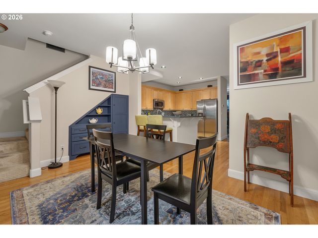 1027 Ne HANCOCK St, Portland, OR 97212