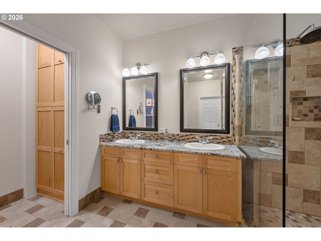 1027 Ne HANCOCK St, Portland, OR 97212