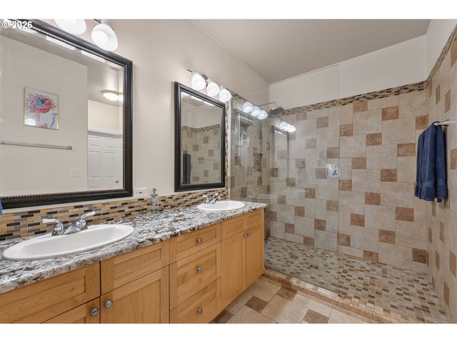 1027 Ne HANCOCK St, Portland, OR 97212