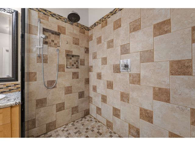 1027 Ne HANCOCK St, Portland, OR 97212