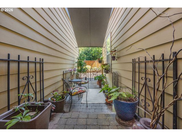 1027 Ne HANCOCK St, Portland, OR 97212