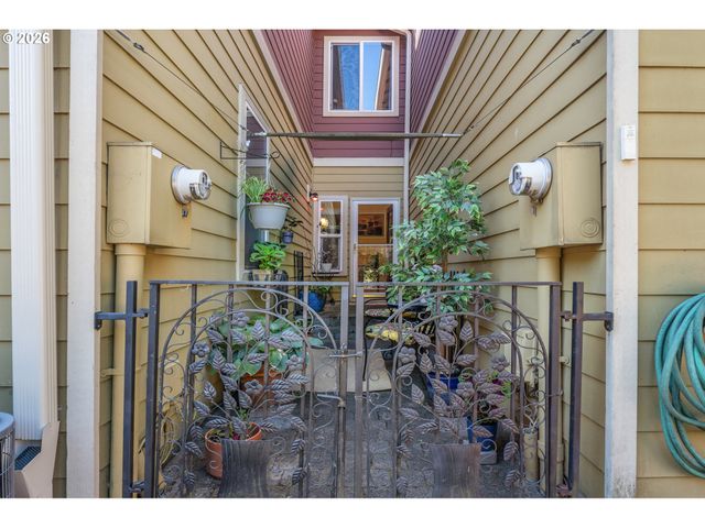 1027 Ne HANCOCK St, Portland, OR 97212