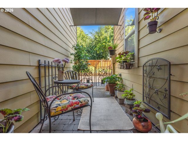 1027 Ne HANCOCK St, Portland, OR 97212
